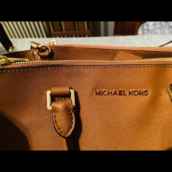 Michael kors hobos color brown good condition - Picture 7 of 8